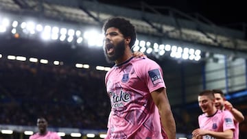 LONDON, ENGLAND - MARCH 18: Ellis Simms of Everton celebrates after scoring the team's second goal with teammates during the Premier League match between Chelsea FC and Everton FC at Stamford Bridge on March 18, 2023 in London, England. (Photo by Clive Rose/Getty Images)
