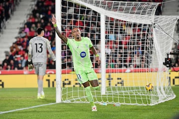 1-3 Raphinha celebra el tercer tanto que marca en el minuto 73 de partido. Doblete del delantero brasileño del Barcelona.