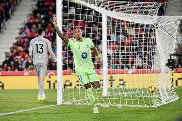 1-3 Raphinha celebra el tercer tanto que marca en el minuto 73 de partido. Doblete del delantero brasileño del Barcelona.