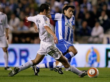 Duscher pugna por un balón con Iván Helguera.