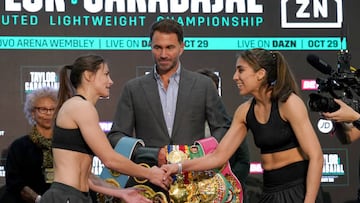 Katie Taylor y Karen Elizabeth Carabajal en el pesaje en Londres.