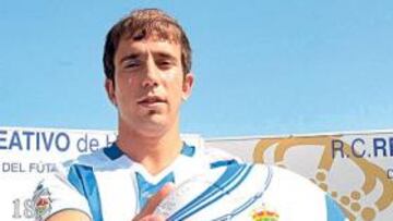 <b>PRESENTACIÓN. </b>El defensa Raúl Cámara fue presentado ayer oficialmente como nuevo jugador del Recreativo, con el que se ha comprometido para las dos próximas temporadas tras acabar contrato en el Sporting. El flamante fichaje albiazul, de 25 años, aseguró que el Decano será candidato al ascenso: "Conozco la Segunda, es muy larga, pero está claro que el Recre debe aspirar a subir a Primera División, por todo".