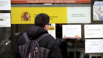 Un hombre mira el cristal de una oficina de empleo, SEPE (antiguo INEM) horas despu&eacute;s de conocer los datos del paro de noviembre, en Madrid (Espa&ntilde;a), a 2 de diciembre de 2020. El n&uacute;mero de parados registrados en las oficinas de los se