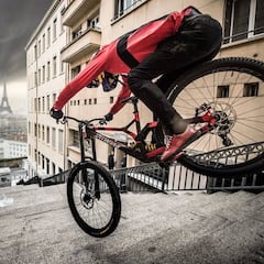 El indomable Fabio Wibmer, viral otra vez con un vídeo de MTB en Lyon y París