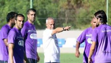 <b>MÁS PRUEBAS. </b>Jesualdo Ferreira dando indicaciones a sus jugadores ayer en Benahavís.