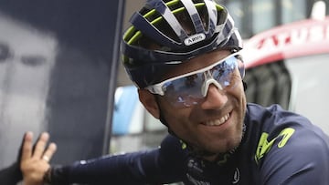 DU01 DÜSSELDORF (ALEMANIA) 29/06/2017.- El ciclista español Alejandro Valverde sonríe durante un entrenamiento en preparación para la 104 edición del Tour de Francia en Düsseldorf (Alemania) hoy, 29 de junio de 2017. El Tour de Francia arranca el próximo 1 de julio de 2017. EFE/Guillaume Horcajuelo