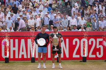 Carlos Alcaraz sostiene el trofeo del ganador y Jiri Lehecka sostiene la placa del subcampe¨®n.