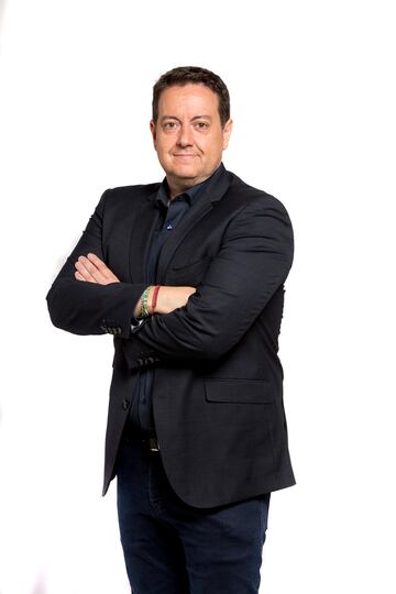 La voz de la NBA en Espa?a y uno de los periodistas especializados en baloncesto m芍s respetados en nuestro pa赤s. Licenciado en Periodismo por la Universidad Complutense de Madrid, form車 una gran pareja televisiva junto a Andr谷s Montes durante a?os. En la actualidad, sigue en las retransmisiones de Movistar+, tanto de Liga Endesa, Euroliga como de NBA. En 2013 public車 "El sue?o de mi desvelo", basado en an谷cdotas de su trayectoria profesional.