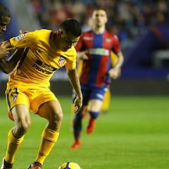 Shaq Moore refuerza el lateral derecho