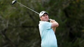 Grayson Murray golpea una bola durante la primera jornada del Valero Texas Open en el TPC San Antonio AT&T Oaks Course de San Antonio, Texas.