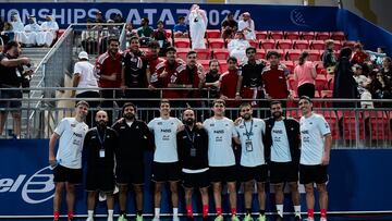 Borja López, en el centro de la imagen, escoltado por Ayats y Jurado, durante el Mundial.