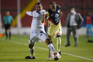 Sebastián Córdova aguanta la presión del rival.