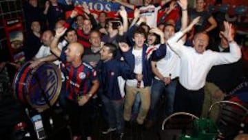 LOCURA. El bar Boedo, en Boadilla del Monte, es el punto de encuentro de los aficionados de San Lorenzo en Madrid. La pasi&oacute;n se desata all&iacute; cada vez que juega el &lsquo;Cicl&oacute;n&rsquo;.
 