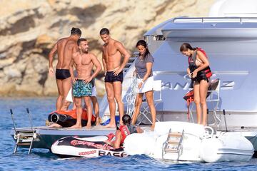 El relax de Cristiano: un barco en Formentera con sus amigos