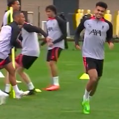 Díaz se divierte en la práctica de Liverpool antes de Ajax
