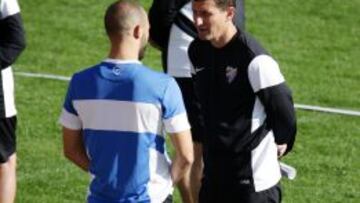 Amrabat charla con Javi Gracia.