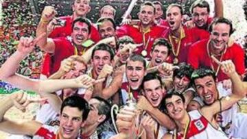<b>LA IMAGEN DEL ÉXITO. </b>La Sub-16 española celebra el título europeo conseguido en Kaunas.