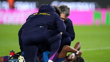 Los servicios médicos del Barcelona atienden a Lamine Yamal.