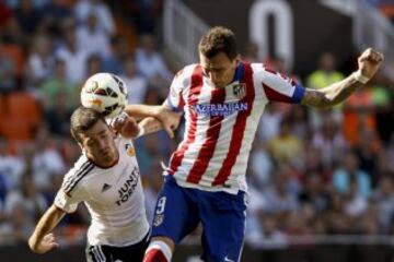 Gayá con Mario Mandzukic.