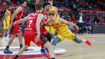 ZARAGOZA, 10/12/2023.- El base lituano del FC Barcelona, Rokas Jokubaitis (d) con el balón ante la defensa de los jugadores de Casademont Zaragoza, el estadounidense Mark Smith y Miguel González, durante el encuentro correspondiente a la liga regular de la Liga Endesa que disputan Casademont Zaragoza y FC Barcelona en el pabellón Príncipe Felipe de Zaragoza. EFE / Javier Belver.