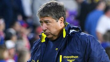 AME9938. ORLANDO (ESTADOS UNIDOS), 22/03/2019.- Hern&aacute;n Dario G&oacute;mez (i), entrenador de la selecci&oacute;n nacional de f&uacute;tbol de Ecuador, se retira del campo este jueves, en un partido amistoso entre Estados Unidos y Ecuador, en el estadio Orlando City de Orlando, Florida (Estados Unidos). EFE/ Gerardo Mora