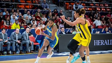 Valeriane Ayayi ante Nyara Sabally.