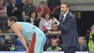 Sito Alonso habla con Pau Ribas en un partido.