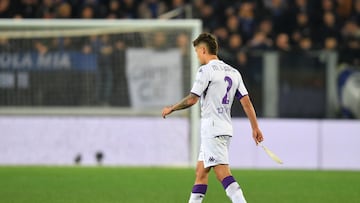 Soccer Football - Coppa Italia - Quarter Final - Atalanta v Fiorentina - Stadio Atleti Azzurri, Bergamo, Italy - February 10, 2022 Fiorentina's Lucas Martinez Quarta exits the pitch after being shown a red card by referee Michael Fabbri REUTERS/Daniele Mascolo