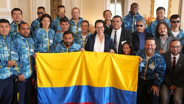 Delegación colombiana recibe la bandera nacional