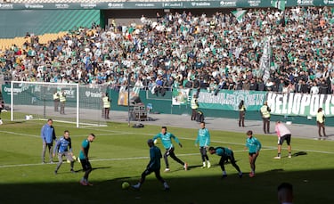 Los jugadores del Real Betis entrenan en el estadio de La Cartuja de cara al partido que disputarán mañana frente al Sevilla.