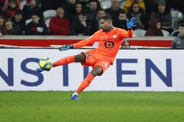 El portero franco-haitiano del Lille (se forj¨® en las categor¨ªas inferiores del PSG) suma 13 porter¨ªas sin encajar goles en la actual campa?a. Ha jugado 37 partidos en total, y en 24 ha recibido 45 goles: casi dos goles por partido (1,875)¡