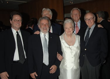 Olivia de Havilland vivió 104 años con gracia, talento y una presencia inolvidable. Nacida en 1916 en Tokio y criada en California, se convirtió en una estrella del Hollywood clásico con papeles icónicos como Melanie Hamilton en 'Lo que el viento se llevó' (1939). Ganó dos premios Oscar por 'La vida íntima de Julia Norris' (1946) y 'La heredera' (1949), destacando por su elegancia y profundidad dramática.

Fue pionera en la lucha por los derechos de los actores, enfrentándose a los estudios en un juicio histórico que cambió la industria. Se retiró en París, donde vivió hasta 2020, dejando un legado de arte, dignidad y longevidad que sigue brillando en la historia del cine.