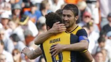 Gabi se abraza a Koke.