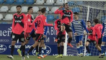 El Tenerife derrotó a la Ponferradina (1-2) y ahondó en la crisis berciana en El Toralín.