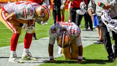 KANSAS CITY, MO - SEPTEMBER 23: George Kittle #85 of the San Francisco 49ers checks on injured teammate Jimmy Garoppolo #10 after a play in the fourth quarter of the game against the Kansas City Chiefs at Arrowhead Stadium on September 23rd, 2018 in Kansas City, Missouri.   Peter Aiken/Getty Images/AFP
 == FOR NEWSPAPERS, INTERNET, TELCOS &amp; TELEVISION USE ONLY ==