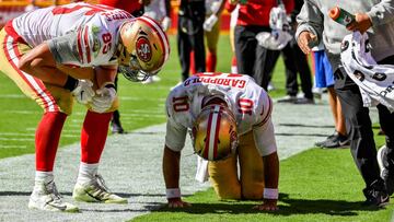 KANSAS CITY, MO - SEPTEMBER 23: George Kittle #85 of the San Francisco 49ers checks on injured teammate Jimmy Garoppolo #10 after a play in the fourth quarter of the game against the Kansas City Chiefs at Arrowhead Stadium on September 23rd, 2018 in Kansas City, Missouri.   Peter Aiken/Getty Images/AFP
 == FOR NEWSPAPERS, INTERNET, TELCOS &amp; TELEVISION USE ONLY ==