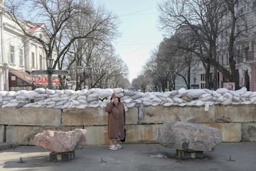 Una barricada hecha por los vecinos en las calles de Odesa.