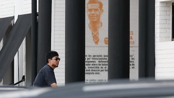 Kiat Lim, entrando en el edificio principal de la ciudad deportiva de Paterna.