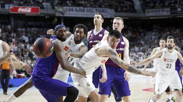 Rudy Fernández recoge el rebote del tiro libre que falla Sergio Llull. En la imágen Chris Singleton y Gabriel Deck.