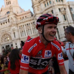 Chris Froome posa desnudo sobre su bicicleta