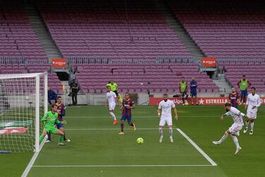 En esa tesitura, con dos derrotas seguidas en casa ante Cádiz y Shakhtar, se presentó el Madrid en el Clásico del Camp Nou, donde volvió a evidenciar que se agranda en función de la dimensión del partido. Venció con solvencia, 1-3, sabiendo sufrir cuando tocaba y matar cuando el Barça estaba casi en la lona. Un debatido penalti por agarrón de Lenglet a Ramos encaminó la victoria, que cerró Modric con una maravilla dentro del área.