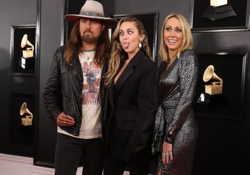 La familia integrada por Billy Ray Cyrus, Miley Cyrus y Tish Cyrus posó en el Staples Center de Los Ángeles, California