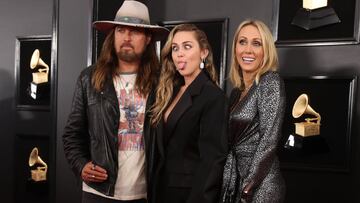 La familia integrada por Billy Ray Cyrus, Miley Cyrus y Tish Cyrus posó en el Staples Center de Los Ángeles, California