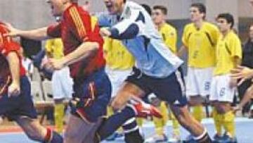 <b>A POR EL TÍTULO. </b>Los jugadores españoles corren a abrazar al portero Luis Amado tras el penalti decisivo. Por primera vez, Brasil no estará en la final del Mundial.