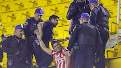 Brutalidad en el Clásico: Policías golpean salvajemente a aficionado de Chivas