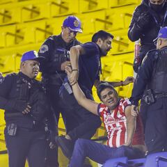 Brutalidad en el Clásico: Policías golpean salvajemente a aficionado de Chivas