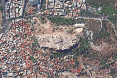 La Acrópolis de Atenas es la "roca sagrada" que domina el horizonte de la capital griega. Es el símbolo más perfecto de la Grecia Clásica, la democracia y el origen de la cultura occidental. La palabra proviene del griego akros (extremo o altura) y polis (ciudad). Casi todas las ciudades griegas tenían una, pero la de Atenas es tan importante que se la conoce simplemente como "La Acrópolis".