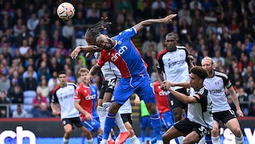 Soccer Football - Premier League - Crystal Palace v Fulham - Selhurst Park, London, Britain - September 23, 2023 Fulham's Bobby Decordova-Reid in action with Crystal Palace's Jordan Ayew REUTERS/Tony Obrien NO USE WITH UNAUTHORIZED AUDIO, VIDEO, DATA, FIXTURE LISTS, CLUB/LEAGUE LOGOS OR 'LIVE' SERVICES. ONLINE IN-MATCH USE LIMITED TO 45 IMAGES, NO VIDEO EMULATION. NO USE IN BETTING, GAMES OR SINGLE CLUB/LEAGUE/PLAYER PUBLICATIONS.