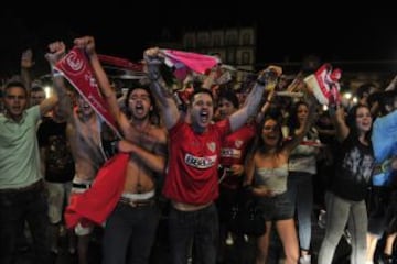 Los aficionados sevillistas celebraron el pase a la final en la Puerta de Jerez.