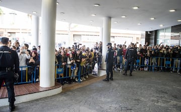 Seguidores del club blanco en las afueras del hotel de concentración del Real Madrid. 